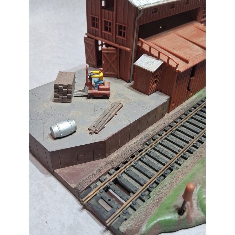 HO SCALE TRAIN SIDING FOREST LUMBER COMPANY DIORAMA BUILDING WORKING SWITCHES - Picture 2 of 13
